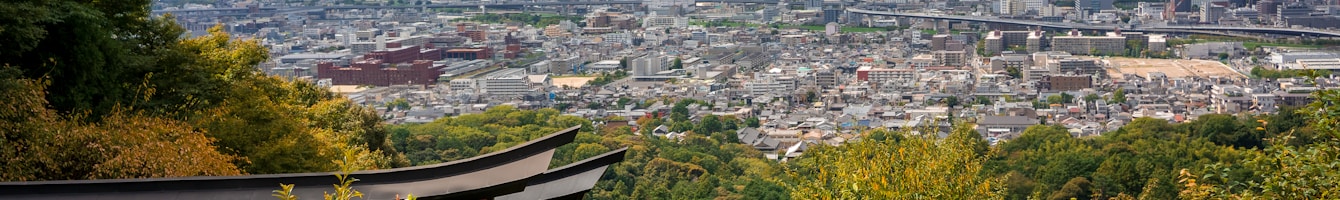 Kyoto und Berglandschaft als Kontext für Minamoto no Yoshitsune