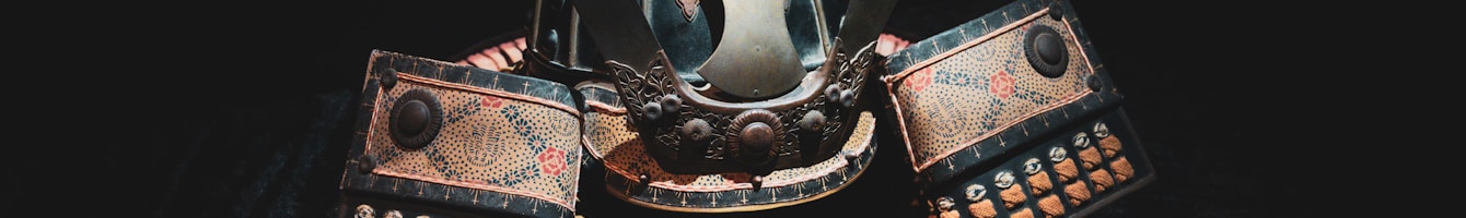 Traditioneller Samuraihelm als Header